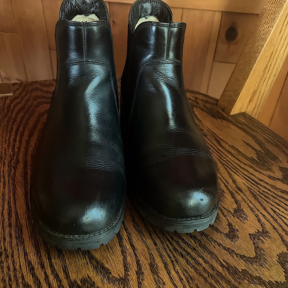 UGG Chelsea boots new UGG fleece insoles  Vibram soles and heels. SIZE 9